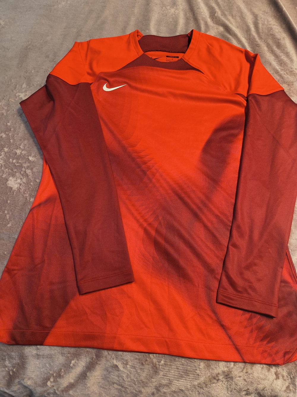 Nike Men’s Long-Sleeve Red/Maroon Performance Shirt Slim Fit